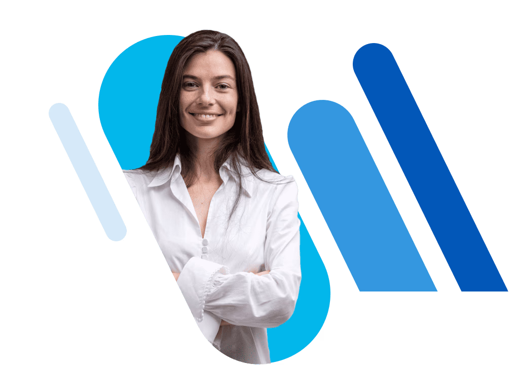 Une jeune femme brune souriante, portant une chemise blanche