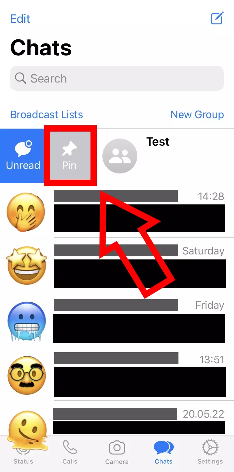 Capture d’écran iPhone de la liste de discussion WhatsApp avec la fonction « Épingler »